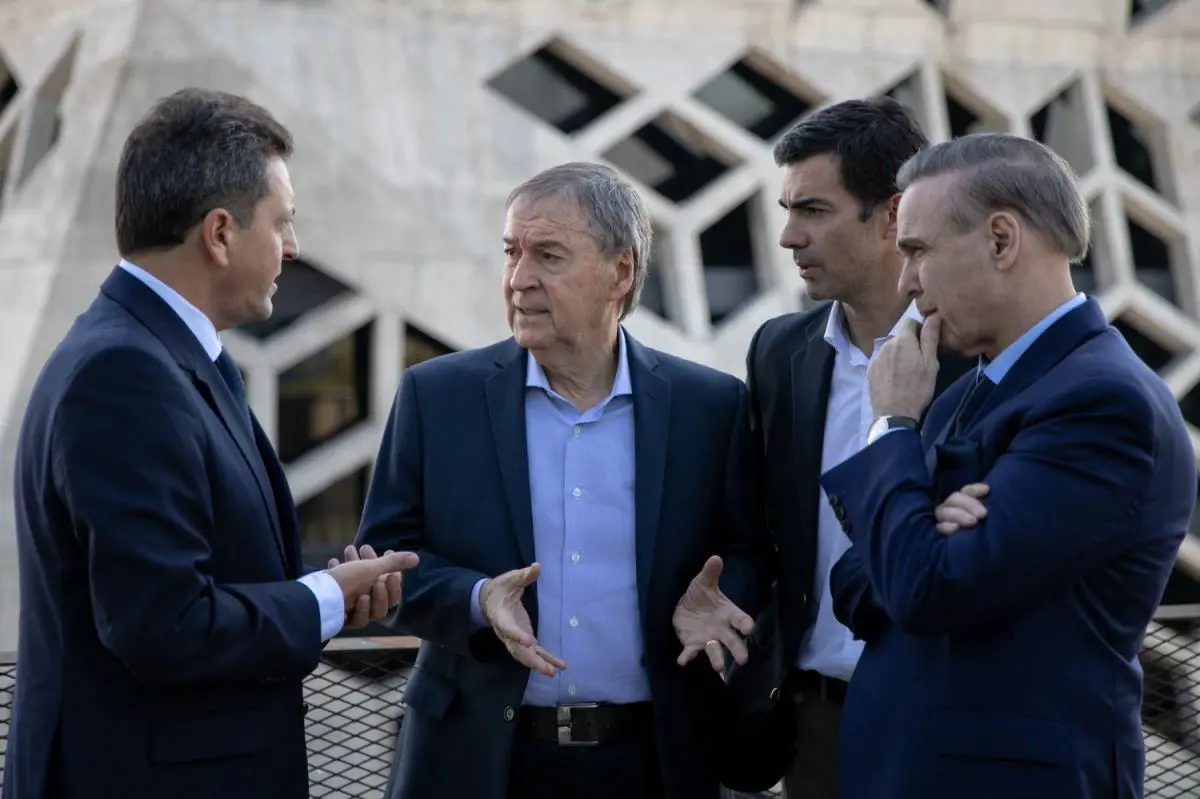 Massa, Schiaretti, Urtubey y Pichetto posaron frente a la Casa de Gobierno de Crdoba.