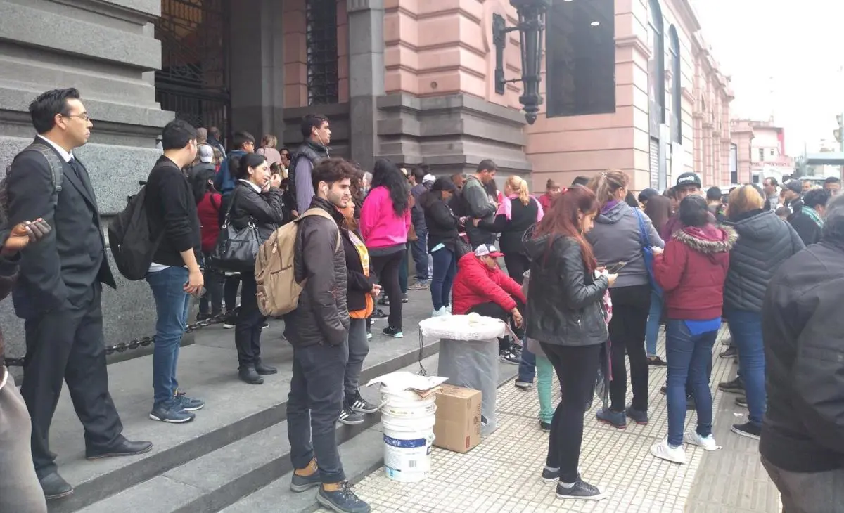 La multitud evacuada en la vereda de la estacin Constitucin.