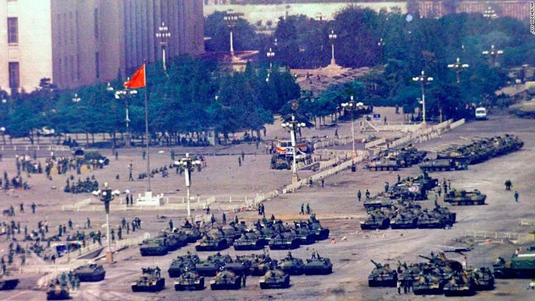 El asalto militar a Tiananmen durante el punto lgido de la protesta.