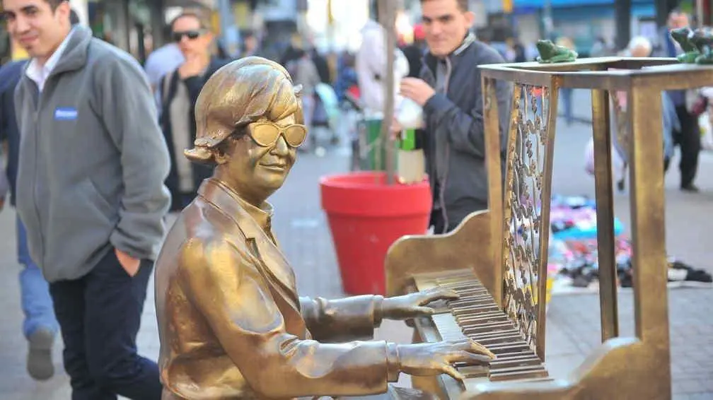 La escultura que homenajea a Leonor en el centro de Crdoba.