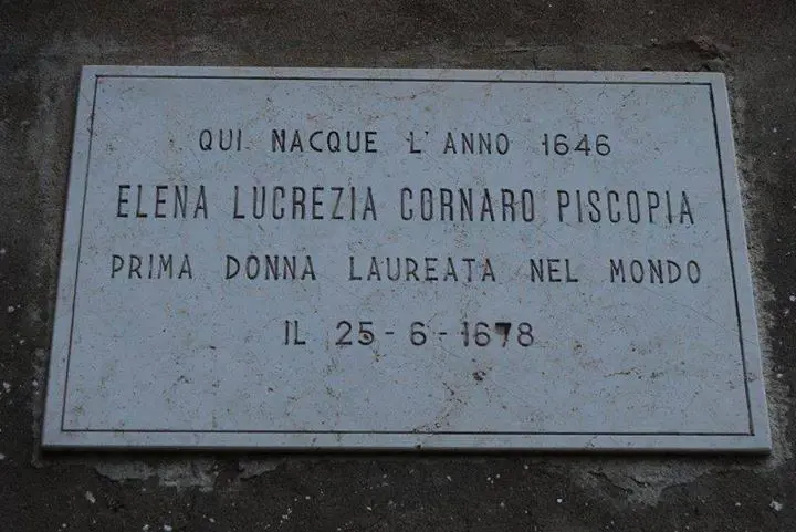 La losa que seala el lugar de nacimiento de Cornaro Piscopia en Venecia.