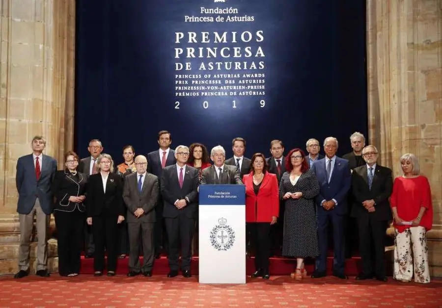 El presidente del jurado del premio, Pedro Echenique, anunciando a las ganadoras.