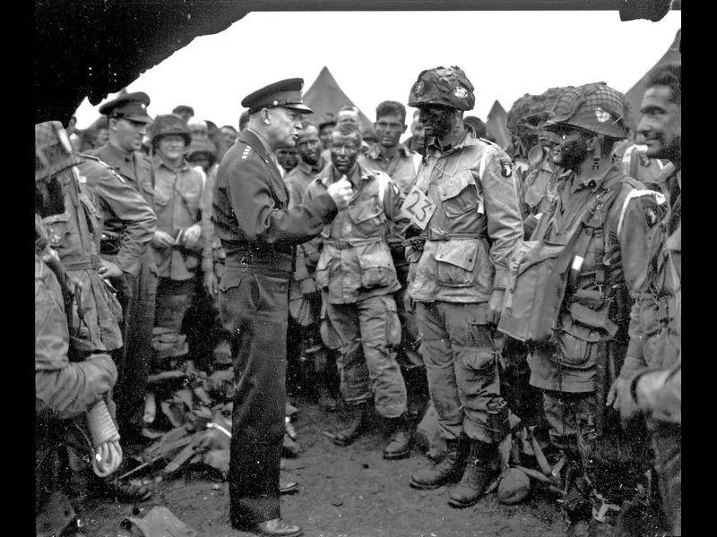 Dwight Eisenhower, comandante de las fuerzas aliadas, instruyendo a las tropas.