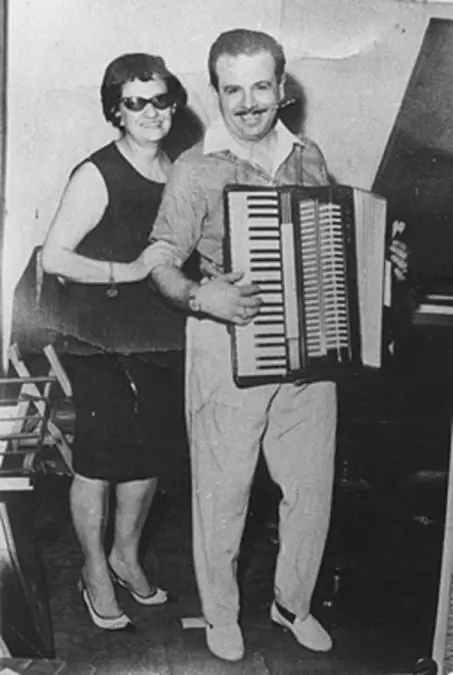 Leonor junto a su marido y compaero de banda, Miguel Gelfo.