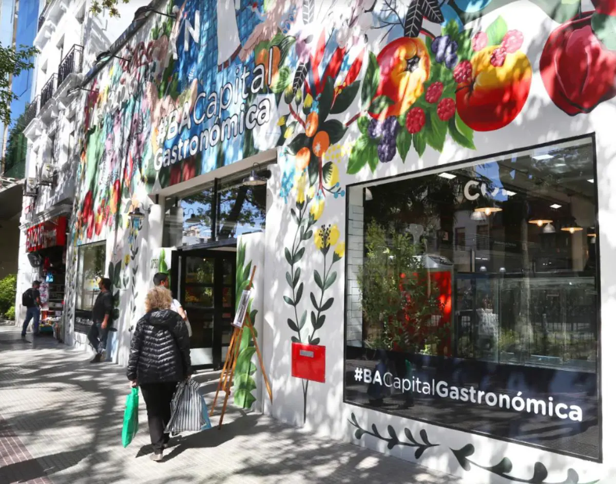 La renovada y colorida fachada del mercado de San Nicols. 