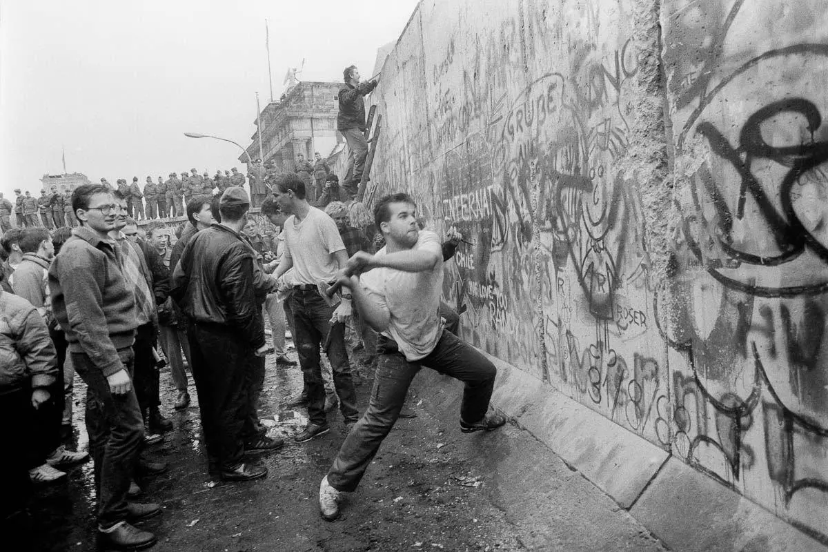 Una de las fotos ms emblemticas de la cada del Muro de Berln.