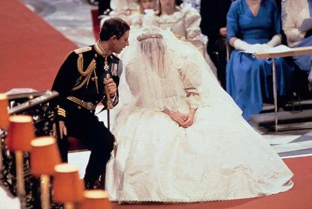 Lady Di en el da de su casamiento, junto al prncipe Charles.