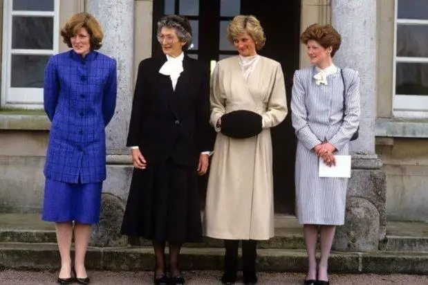 Diana junto a sus hermanas mayores, Jane y Sarah.