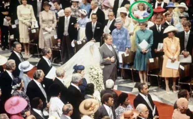 Camilla durante el casamiento de Diana y Charles.