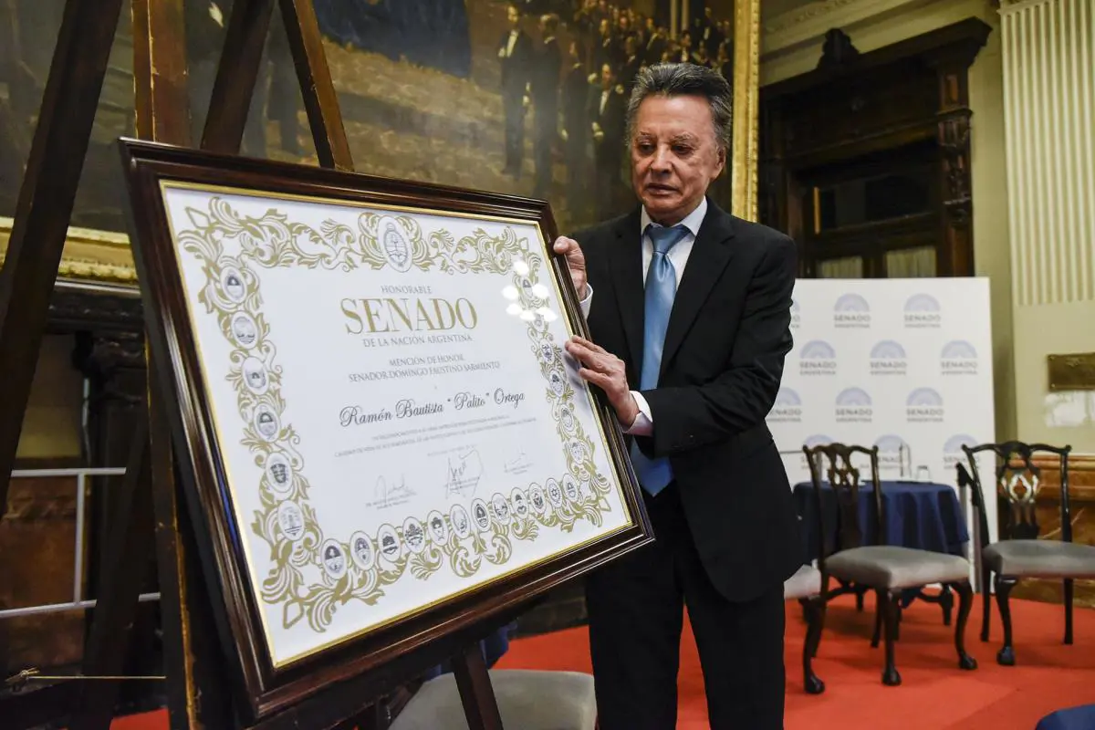 EMOTIVO HOMENAJE A “PALITO” ORTEGA EN EL CONGRESO, POR SU APORTE A LA CULTURA POPULAR