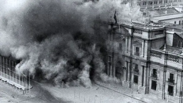 As fue el bombardeo al Palacio de la Moneda de Chile en 1973.