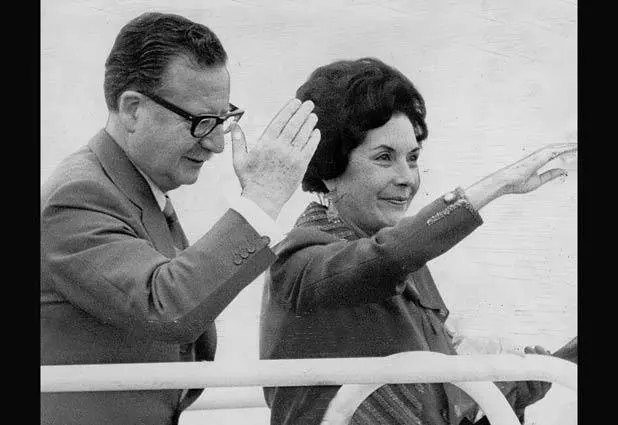 Allende junto a Hortensia Bussi, su mujer y la madre de sus tres hijas.