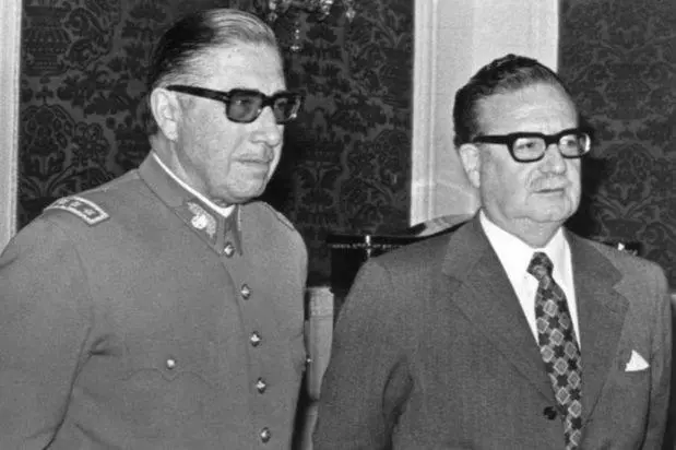 Allende ascendi a Augusto Pinochet como Comandante en Jefe del Ejrcito 17 das antes del Golpe.