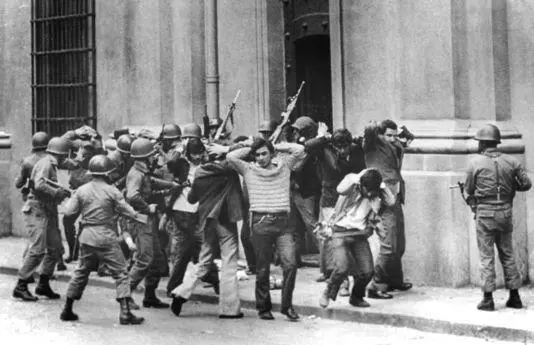 El momento de la rendicin: muchos de los 25 que resistieron fueron luego desaparecidos por Pinochet.