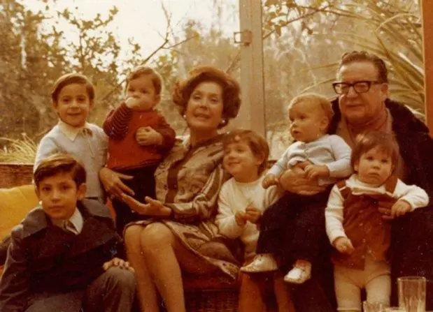 Allende junto a su mujer y sus nietos.