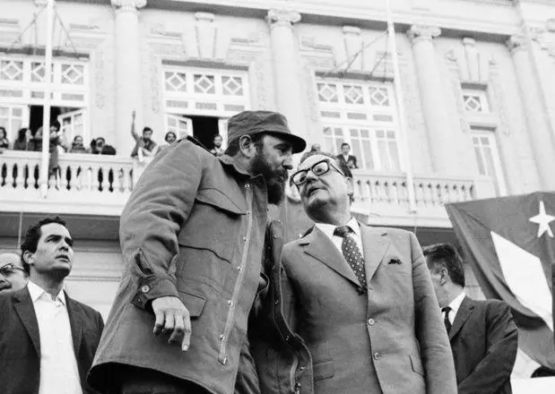 Allende se suicid con la AK-47 que le haba regalado Fidel Castro.
