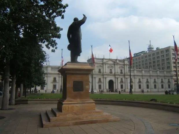 La estatua de Allende emplazada frente al Palacio de la Moneda.