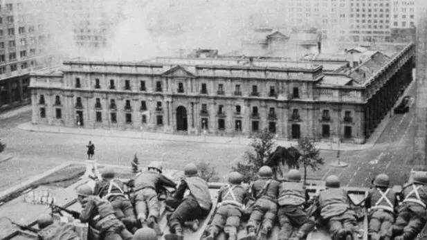 Allende y 25 de sus colaboradores ms cercanos resistieron durante cinco horas el ataque de un ejrcito entero.