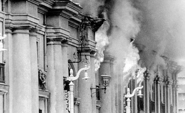 Luego del bombardeo, el segundo piso del Palacio de la Moneda se prendi fuego casi por completo.
